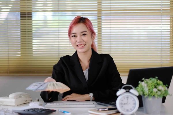 Ofiste çalışan Asyalı iş kadını