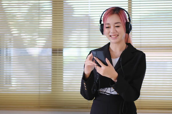 Hermosa Mujer Asiática Usando Teléfono Auriculares Para Videollamada —  Fotos de Stock