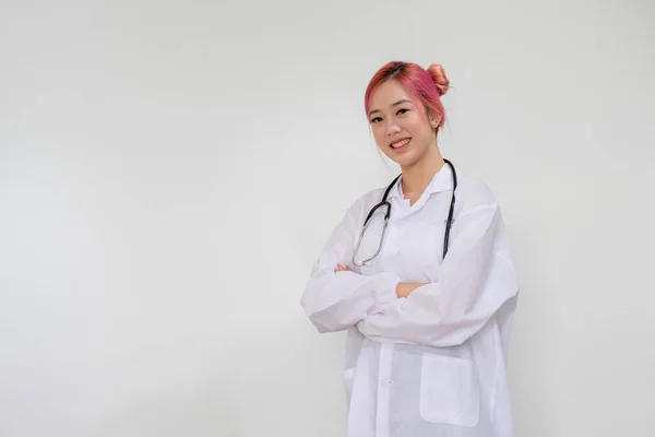 Médico Feminino Com Estetoscópio Contra Parede — Fotografia de Stock