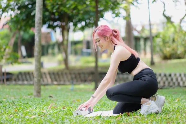 Asiática Hermosa Mujer Haciendo Yoga Parque —  Fotos de Stock