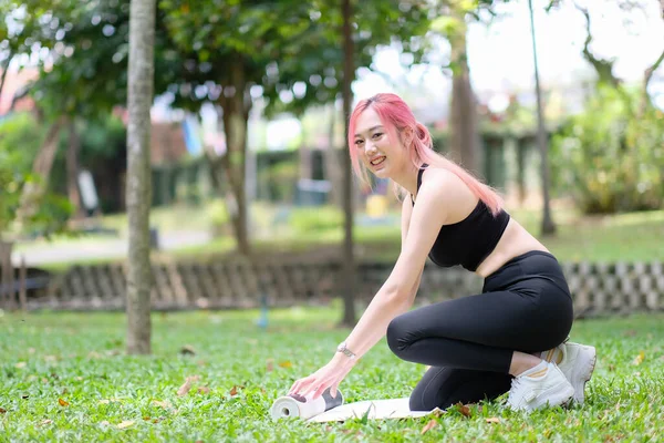 Asiatico Bella Donna Fare Yoga Nel Parco — Foto Stock