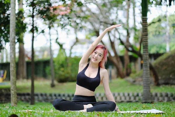 Asiatisch Schön Frau Doing Yoga Die Park — Stockfoto