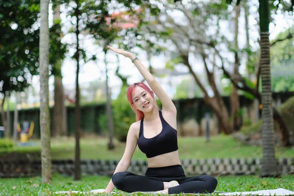 Asian Beautiful Woman Doing Yoga Park — Stock Photo, Image