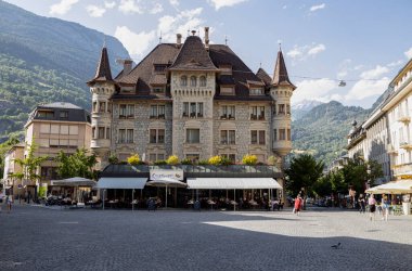 BRIG-GLIS, SWitzERLAND, 20 Haziran 2022 - İsviçre 'nin Brig-Glis kentindeki tipik bir tarihi binanın zemin katındaki Couronne restoranı