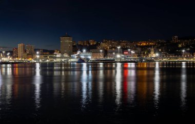 GENOA, İTALYA, 20 Kasım 2022 - Ceneviz limanının gece manzarası, İtalya