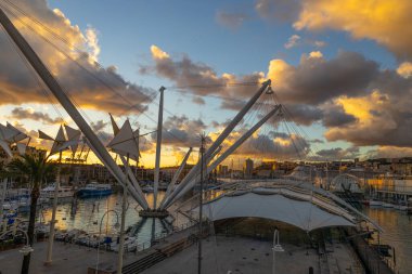 GENOA, İtalya, 5 ARALIK 2022 - Antik Ceneviz Limanı 'nın günbatımında gökyüzü bulutlarla kaplı, İtalya