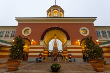 SERRAVALLE SCRIVIA, İTALYA, 28 ARALIK 2022 - Yılbaşı günleri alışveriş merkezi 