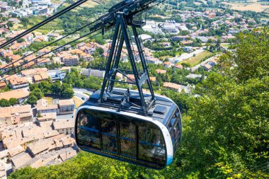 San Marino şehrinin tarihi merkezini Avrupa, San Marino Cumhuriyeti 'nin Borgo Maggiore şehrine bağlayan kablolu televizyon.