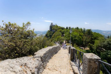 SAN MARINO, 5 Temmuz 2023 - San Marino, Avrupa Cumhuriyeti 'ndeki Titan Dağı' ndaki Fratta Kulesi 'ne giden yol