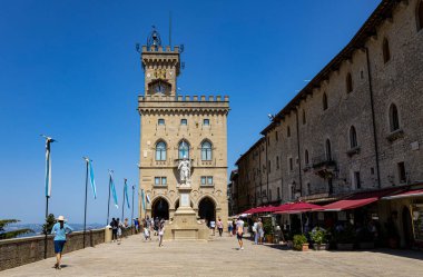 SAN MARINO, 5 Temmuz 2023 - Kamu Sarayı ve San Marino 'daki Özgürlük Heykeli ile Özgürlük Meydanı manzarası, Avrupa