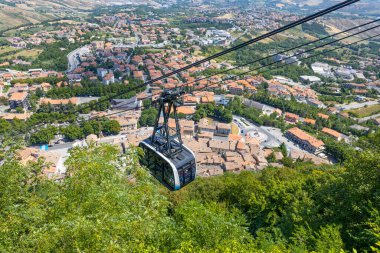 San Marino şehrinin tarihi merkezini Avrupa, San Marino Cumhuriyeti 'nin Borgo Maggiore şehrine bağlayan kablolu televizyon.