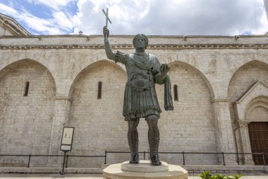 BARLETTA, İtalya, 8 Temmuz 2022 - Baraclitta, Apulia, İtalya 'da Heraclius adlı Barletta Heykeli