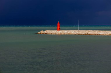 Adriyatik Denizi 'ndeki Barletta-Andria-Trani ili, Apulia, İtalya' daki Trani rıhtımı.