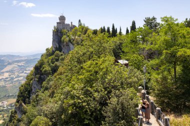 SAN MARINO, 5 Temmuz 2023 - San Marino, Avrupa Cumhuriyeti 'ndeki Titan Dağı' ndaki Fratta Kulesi 'ne giden yol