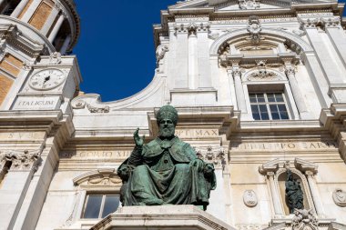 LORETO, ITALY, 5 Temmuz 2022 - Papa V. Sixtus 'un Anıtı, Loreto, İtalya' daki Kutsal Loreto Evi Tapınağı cephesiyle