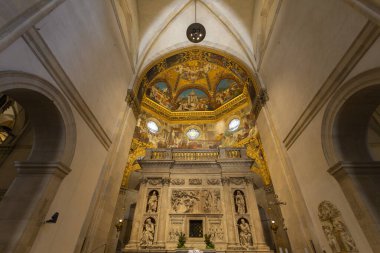 LORETO, ITALY, 5 HAZİRAN 2022 - İtalya 'nın kutsal evi Loreto' nun mabedinin içindeki sunak