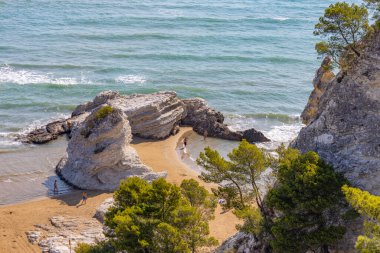 VİESTE, İTALYA, 7 Temmuz 2023 - Apulia, Adriyatik Denizi, İtalya 'daki Vieste plajının bir bölümü