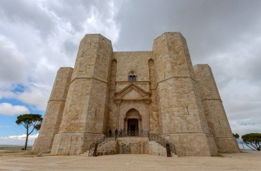 ANDRIA, ITALY, 8 Temmuz 2022 - Apulia, Andria, İtalya 'da Frederick II tarafından sekizgen şeklinde inşa edilen Castel del Monte Manzarası