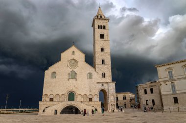 TRANI, ITALY, JULY, 8, 2022 - Kutsal Bakire Meryem 'in Bazilika Katedrali Trani, Apulia, İtalya