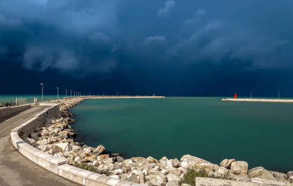 アドリア海 プーリア イタリアのBarletta Andria Trani州の灯台と赤と緑のトラニの桟橋 — ストック写真