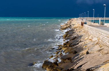 Adriyatik Denizi üzerindeki Barletta-Andria-Trani ili, Trani iskelesi, Apulia, İtalya