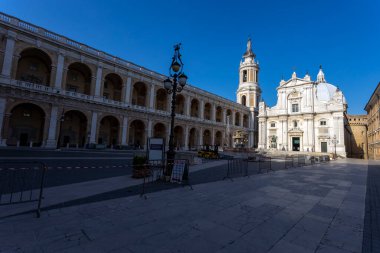LORETO, İTALYA, 5 Temmuz 2022 - İtalya Loreto Kutsal Evi Tapınağı manzarası