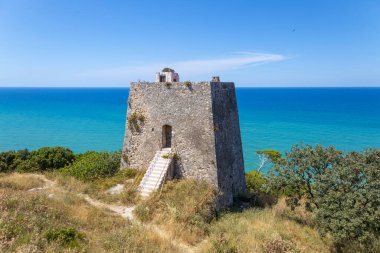 Peschici yakınlarındaki Monte Pucci kulesi, İtalya 'nın Apulia eyaletinin Foggia ilçesine bağlı balıkçı köyü.