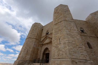 ANDRIA, ITALY, 8 Temmuz 2022 - Apulia, Andria, İtalya 'da Frederick II tarafından sekizgen şeklinde inşa edilen Castel del Monte Manzarası