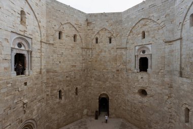 ANDRIA, İtalya, 8 HAZİRAN. 2022 - Apulia, Andria, İtalya 'da Frederick II tarafından sekizgen şeklinde inşa edilen Castel del Monte' nin İçi