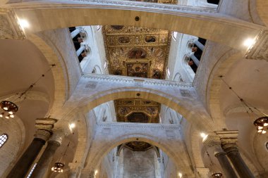 BARI, İtalya, 9 Temmuz 2023 - Bari, Apulia, İtalya 'daki Bazilika Saint Nicholas' ın İçi