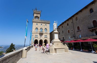 SAN MARINO, 5 Temmuz 2023 - Kamu Sarayı ve San Marino 'daki Özgürlük Heykeli ile Özgürlük Meydanı manzarası, Avrupa