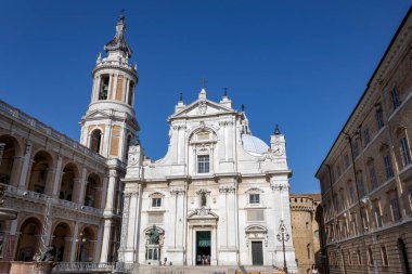 LORETO, İTALYA, 5 Temmuz 2022 - İtalya Loreto Kutsal Evi Tapınağı manzarası