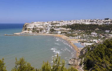 Peschici balıkçı köyünün panoramik manzarası, Foggia, Puglia, İtalya