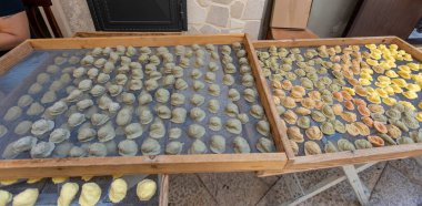 Bari Vecchia, Apulia, İtalya 'da ev hanımları tarafından sokakta yapılan bir çeşit taze el yapımı makarna..