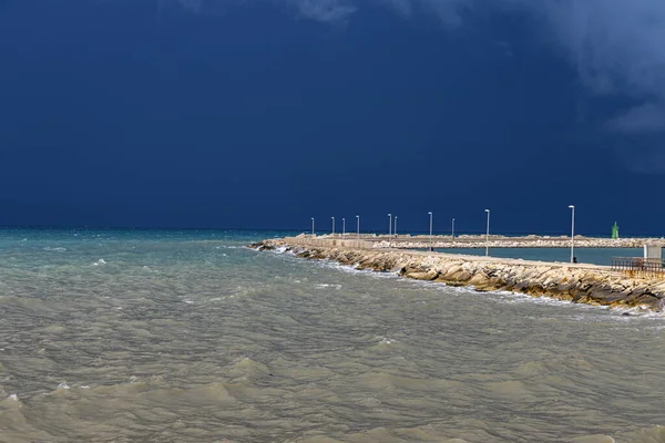 非常に荒い海とトラニの桟橋 アドリア海のバルレッタ アンドリア トラニ州 プーリア州 イタリア — ストック写真