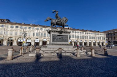 TORINO (TURIN), İtalya, 25 Mart 2023 - Savoy 'un San Carlo Meydanı, İtalya' daki Emanuele Filiberto Anıtı