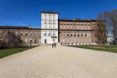 TORINO (TURINO), İtalya, 25 Mart 2023 - Torino Kraliyet Sarayı manzarası Bahçeler, İtalya