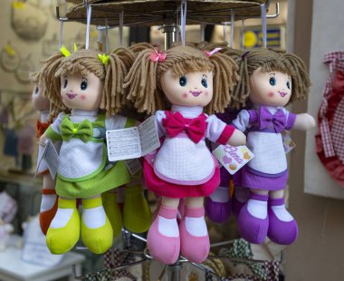 LORETO, ITALY, 5 HAZİRAN 2022 - Loreto 'da satışta olan bebekler, Ancona, İtalya