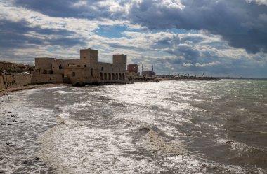 Adriyatik Denizi 'nde Barletta-Andria-Trani ili, Apulia, İtalya' da bulutlu gökyüzü olan Swabian şatosu