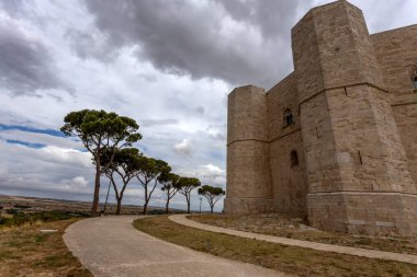 ANDRIA, ITALY, 8 Temmuz 2022 - Apulia, Andria, İtalya 'da Frederick II tarafından sekizgen şeklinde inşa edilen Castel del Monte Manzarası