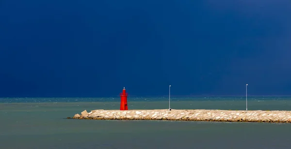 意大利 阿普利亚 德里亚海 巴莱塔 安德里亚 特兰里省 Trani码头与红色灯塔 — 图库照片