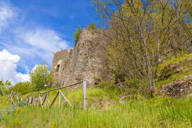 İtalya 'nın Cenova kentindeki Savignone şatosunun kalıntıları.