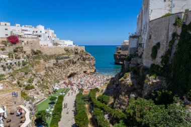 POLİGNANO A MARE, ITALY, 11 Temmuz 2022 - Polignano a Mare plajı manzarası, Bari, Puglia, İtalya