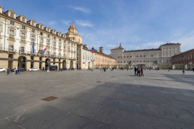 TURIN, ITALY, 11 Nisan 2023 - Piedmont Sarayı ve Torino Kraliyet Sarayı (Torino) bölgesindeki Castello Meydanı manzarası