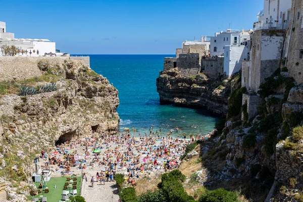 POLİGNANO A MARE, ITALY, 11 Temmuz 2022 - Polignano a Mare plajı manzarası, Bari, Puglia, İtalya