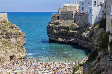 POLİGNANO A MARE, ITALY, 11 Temmuz 2022 - Polignano a Mare plajı manzarası, Bari, Puglia, İtalya