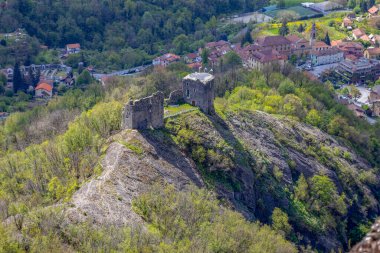 İtalya 'nın Cenova kentindeki Savignone şatosunun harabelerinin havadan görünüşü
