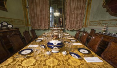 GENOA, İtalya, 28 Nisan. 2023 - İtalya, Cenova 'daki Spinola Sarayı' nın yemek odası seti