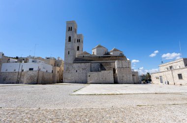 MOLFETTA, İtalya, 10 Temmuz 2022 - San Conrad Katedrali Manzarası, Bari, Puglia, İtalya