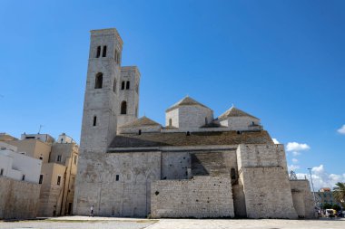 MOLFETTA, İtalya, 10 Temmuz 2022 - San Conrad Katedrali Manzarası, Bari, Puglia, İtalya